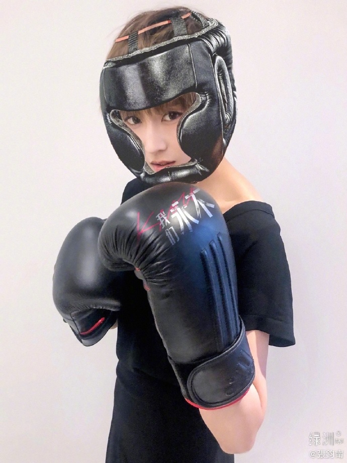 张钧甯晒拳击造型照 瞬间变身女拳王又A又飒