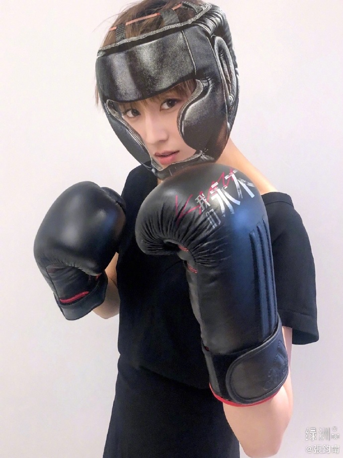 张钧甯晒拳击造型照 瞬间变身女拳王又A又飒
