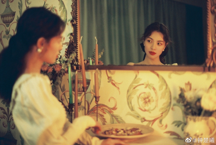 钟楚曦穿抹胸上衣波点裙妩媚性感 复古格调写真如梦似幻