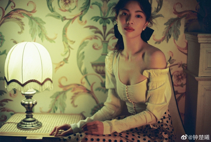 钟楚曦穿抹胸上衣波点裙妩媚性感 复古格调写真如梦似幻