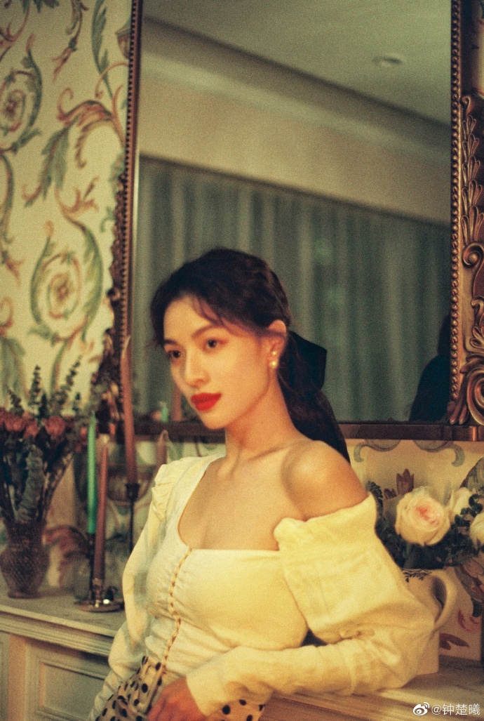 钟楚曦穿抹胸上衣波点裙妩媚性感 复古格调写真如梦似幻