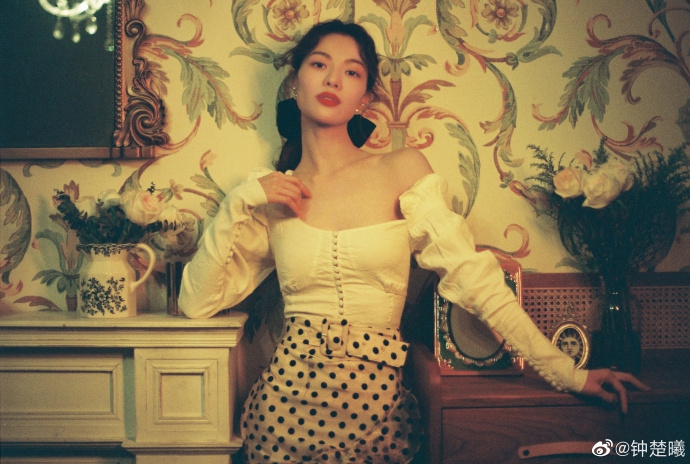 钟楚曦穿抹胸上衣波点裙妩媚性感 复古格调写真如梦似幻