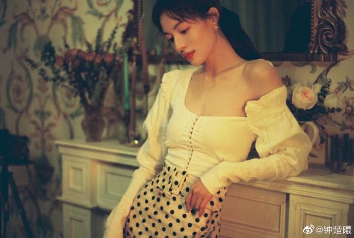 钟楚曦穿抹胸上衣波点裙妩媚性感 复古格调写真如梦似幻