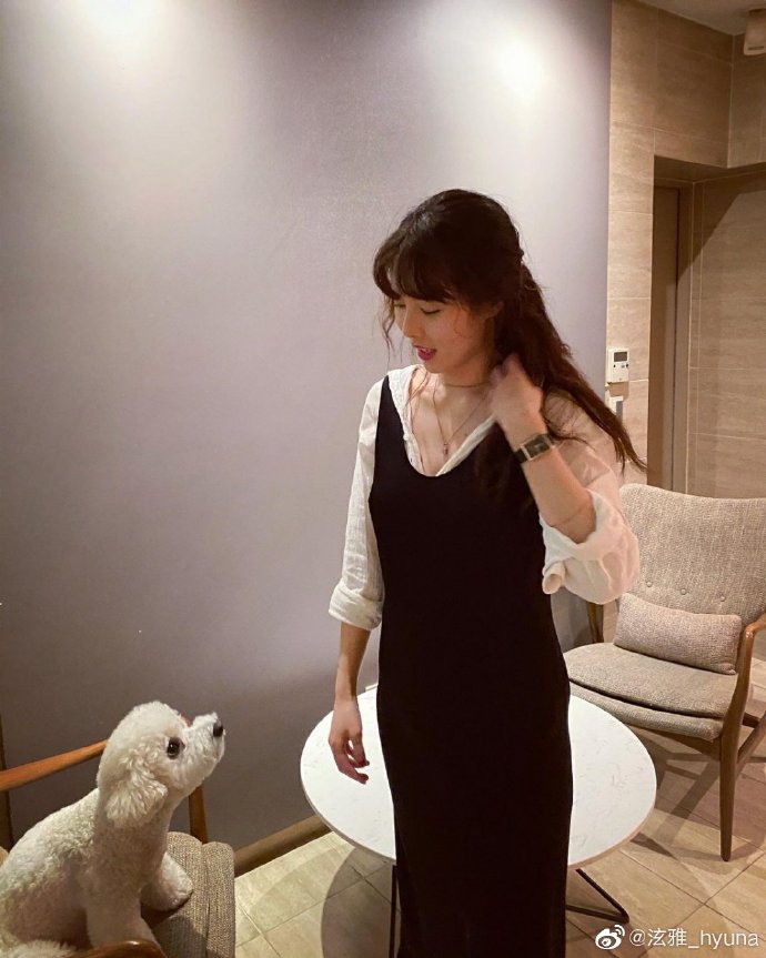 泫雅与狗狗互动温馨有爱 着黑色连衣裙好似邻家女孩