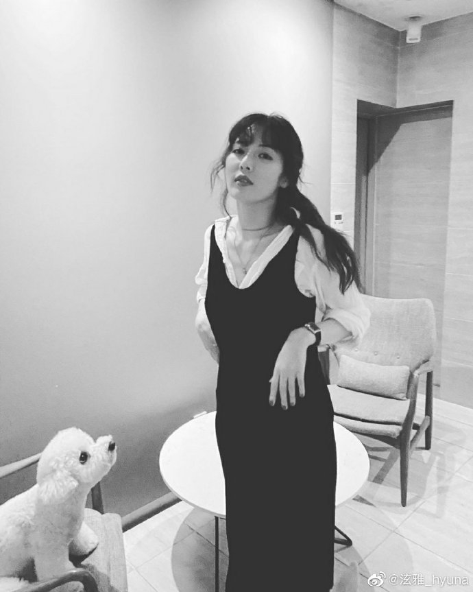 泫雅与狗狗互动温馨有爱 着黑色连衣裙好似邻家女孩