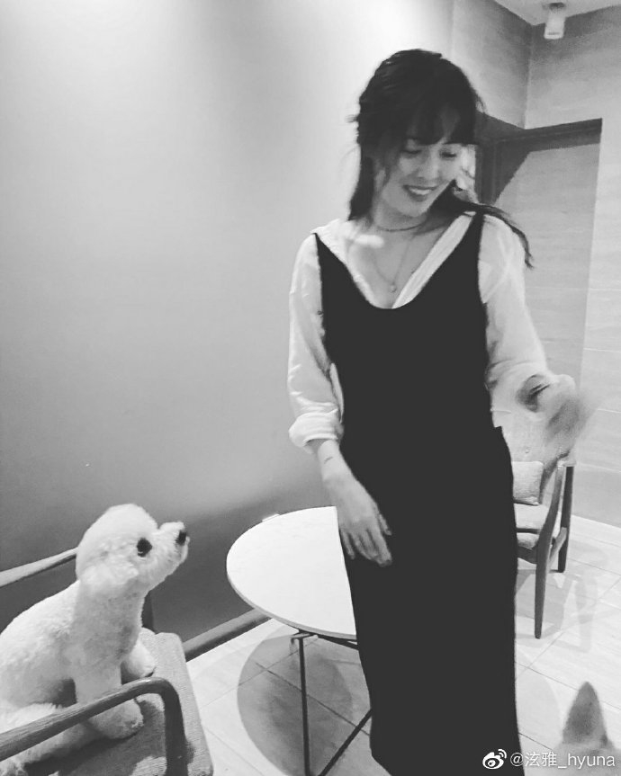 泫雅与狗狗互动温馨有爱 着黑色连衣裙好似邻家女孩