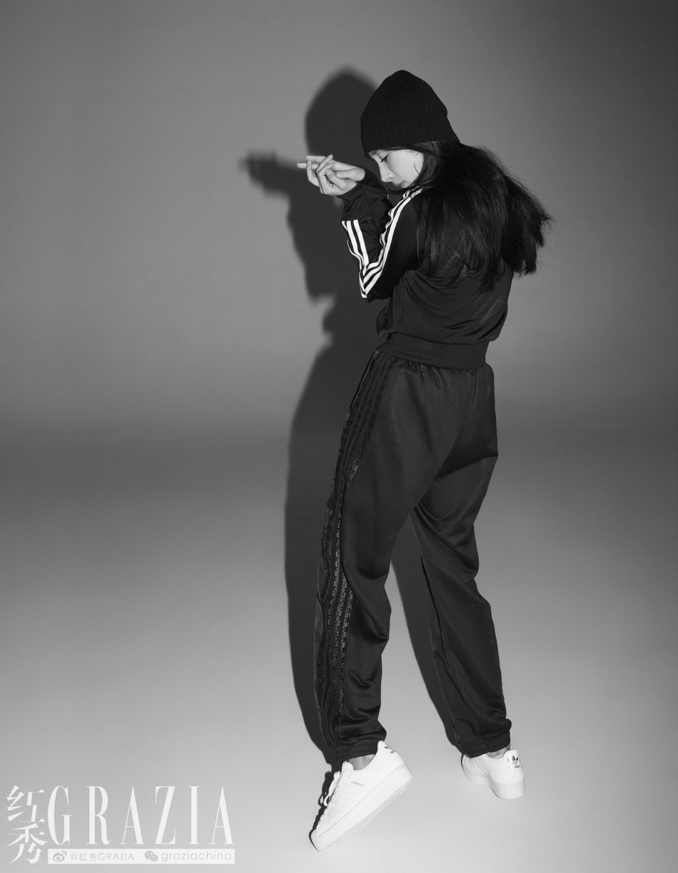 杨幂挑战浓腮红大展纤细腰身 复古造型化身精致名伶