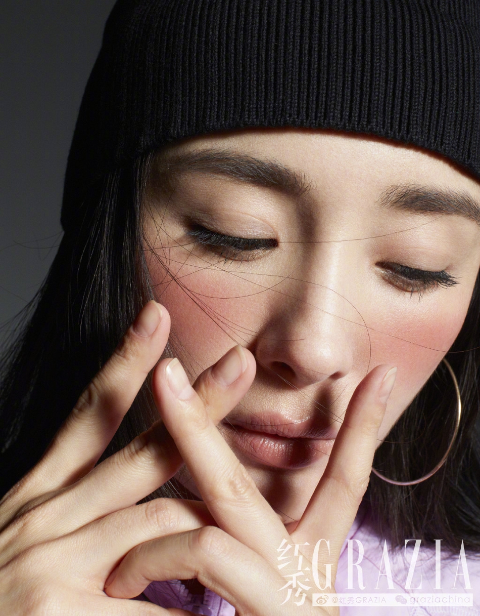 杨幂挑战浓腮红大展纤细腰身 复古造型化身精致名伶