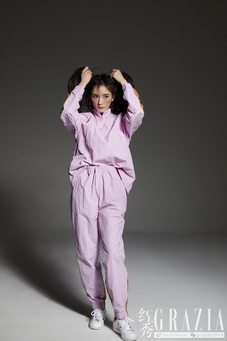 杨幂挑战浓腮红大展纤细腰身 复古造型化身精致名伶