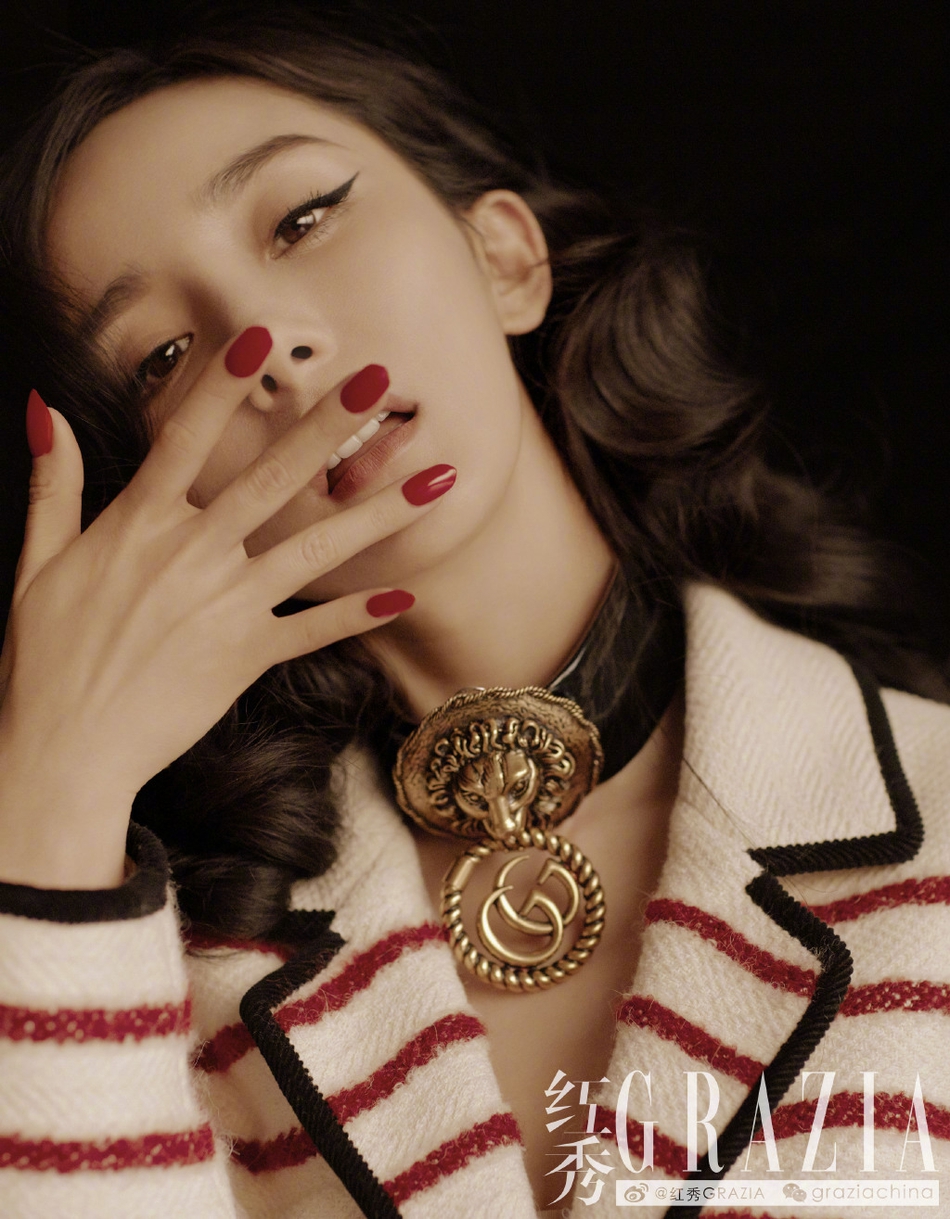 杨幂挑战浓腮红大展纤细腰身 复古造型化身精致名伶