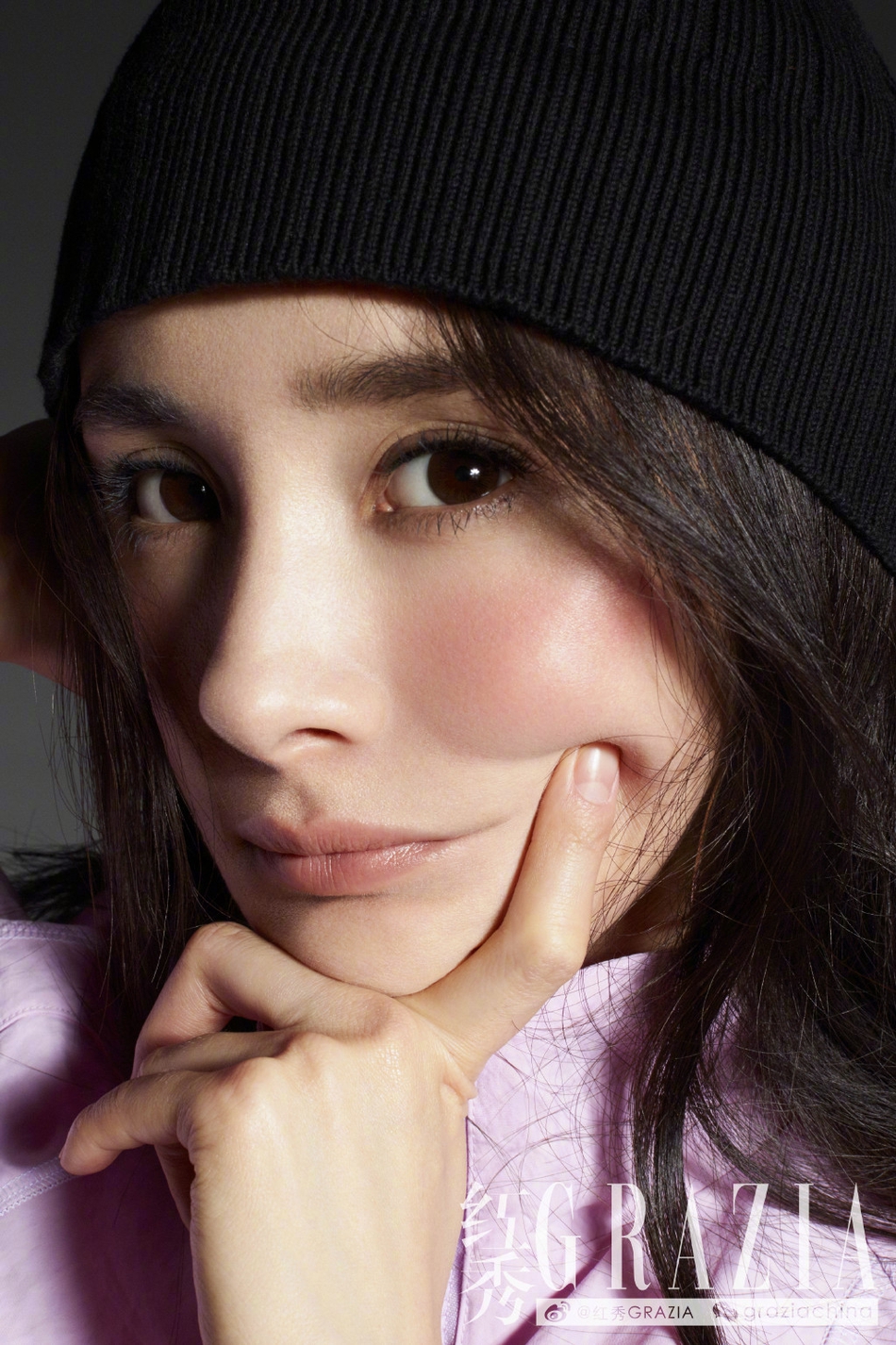 杨幂挑战浓腮红大展纤细腰身 复古造型化身精致名伶