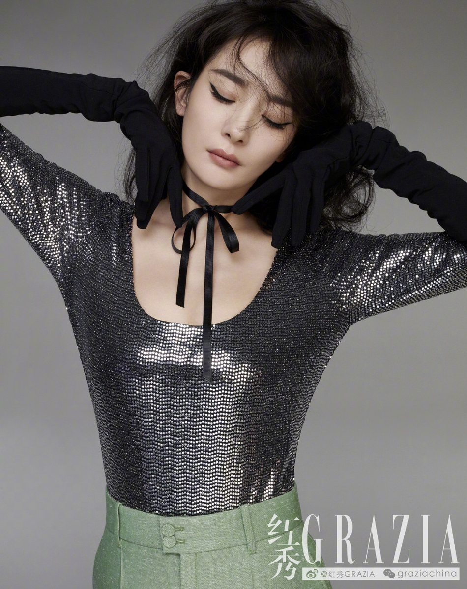 杨幂挑战浓腮红大展纤细腰身 复古造型化身精致名伶