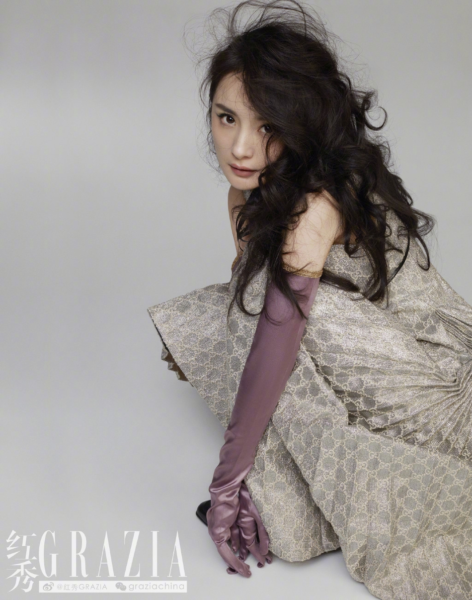 杨幂挑战浓腮红大展纤细腰身 复古造型化身精致名伶