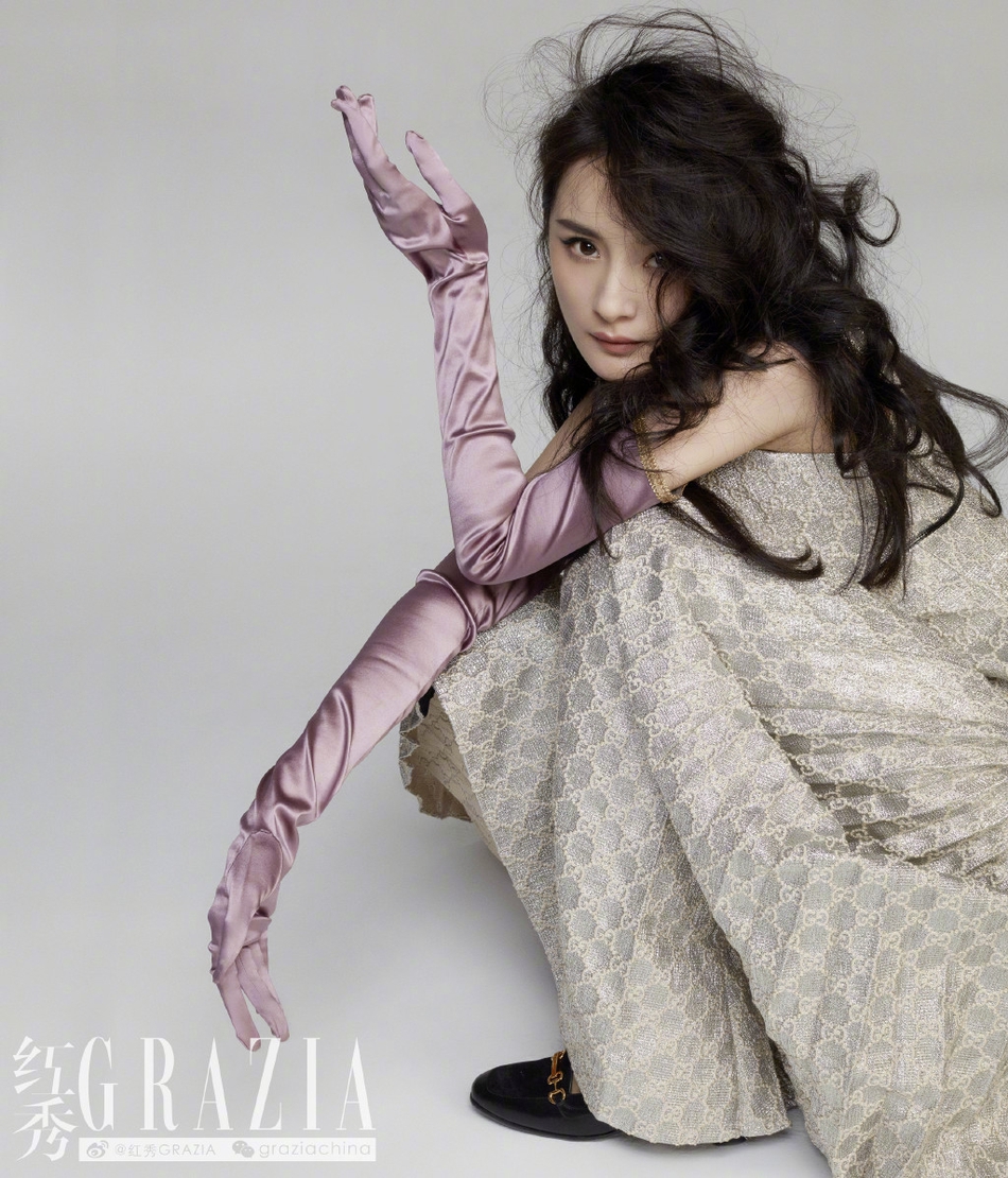 杨幂挑战浓腮红大展纤细腰身 复古造型化身精致名伶