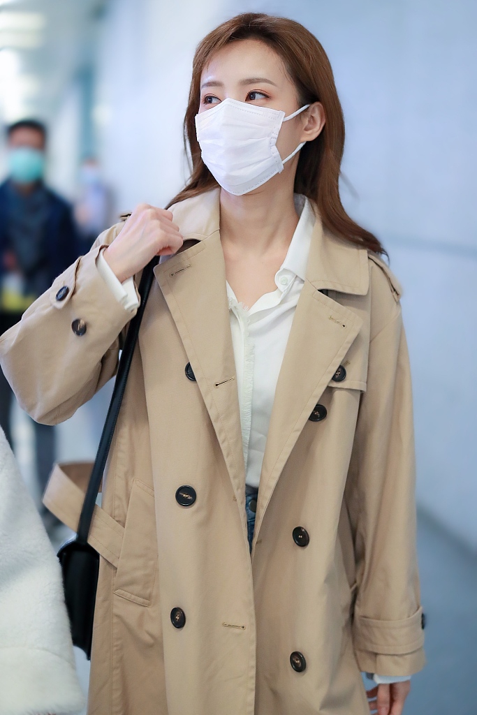 李一桐长发披肩笑眼弯弯 与粉丝挥手道别亲和力满分