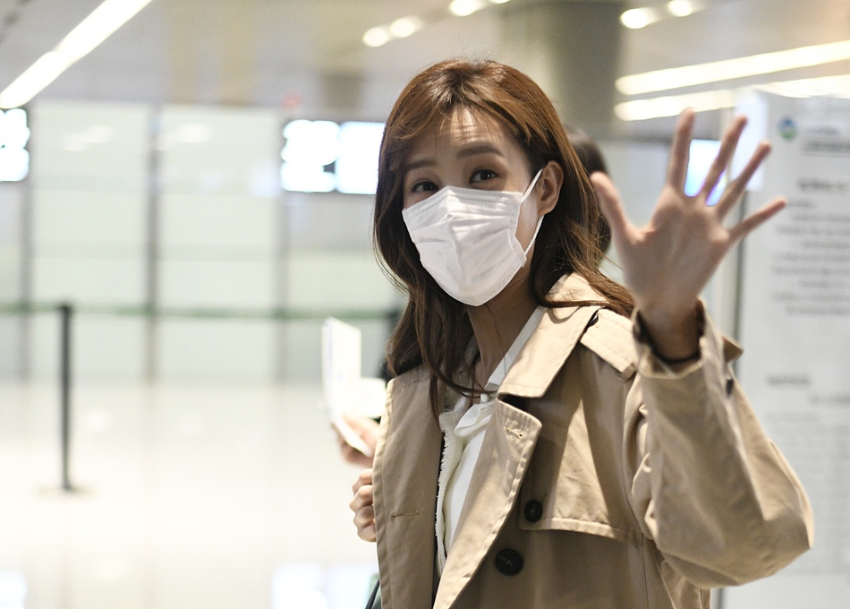 李一桐长发披肩笑眼弯弯 与粉丝挥手道别亲和力满分