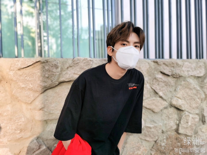 毕雯珺戴口罩对镜比V 穿简单黑T秀优越直角肩