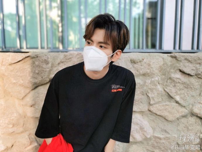 毕雯珺戴口罩对镜比V 穿简单黑T秀优越直角肩