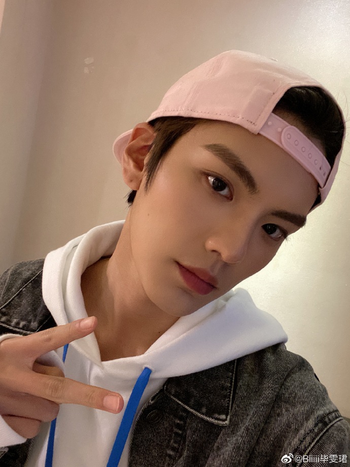 毕雯珺戴口罩对镜比V 穿简单黑T秀优越直角肩