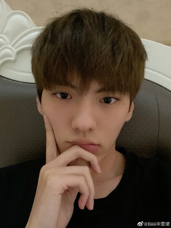 毕雯珺戴口罩对镜比V 穿简单黑T秀优越直角肩