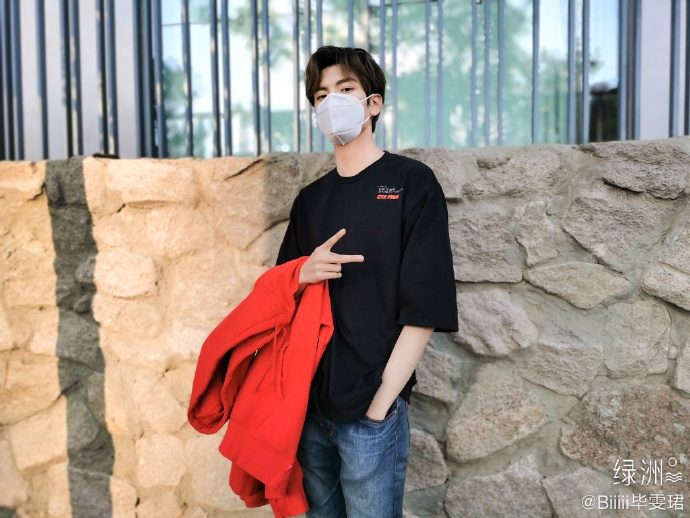 毕雯珺戴口罩对镜比V 穿简单黑T秀优越直角肩