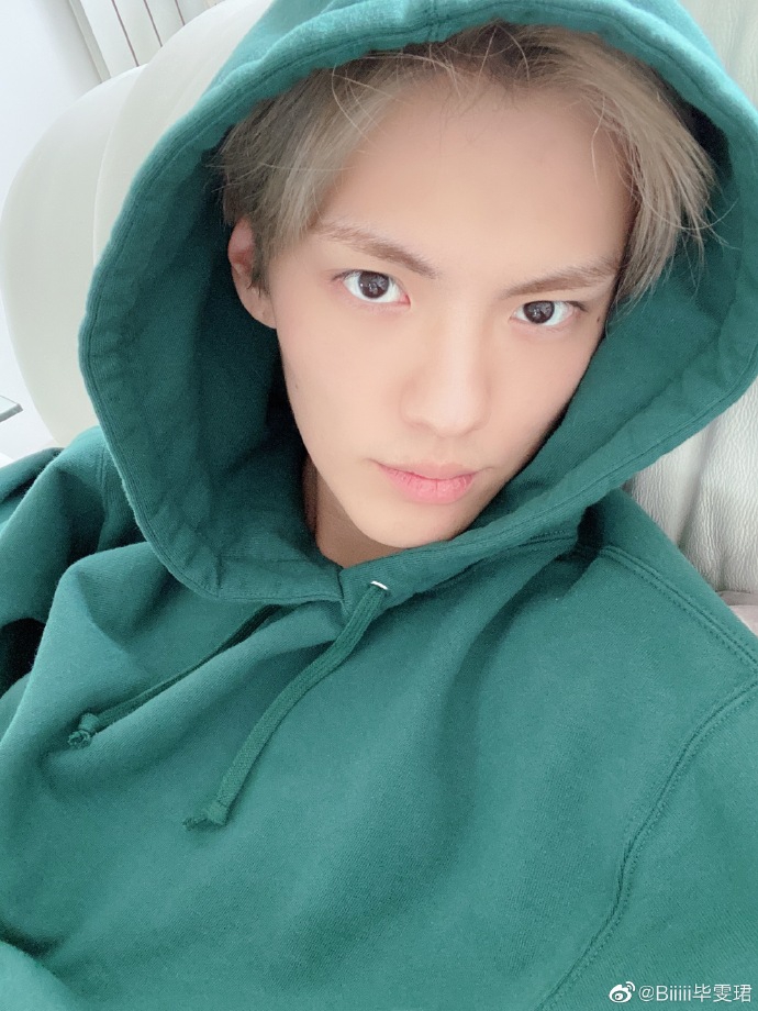 毕雯珺戴口罩对镜比V 穿简单黑T秀优越直角肩