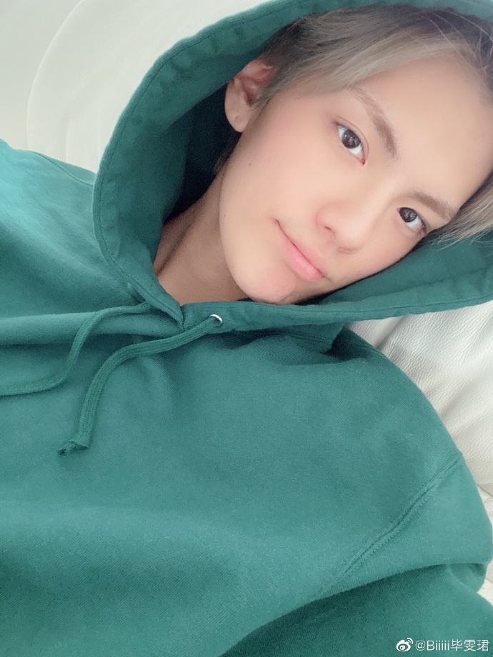 毕雯珺戴口罩对镜比V 穿简单黑T秀优越直角肩