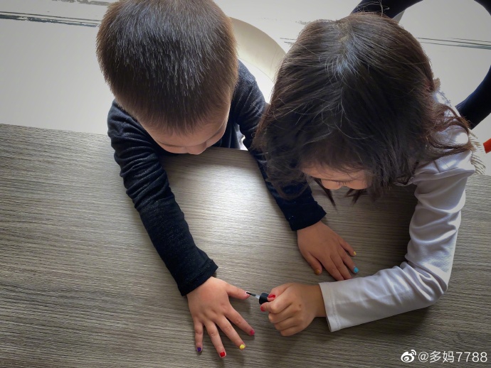 多妹给弟弟认真做指甲 小手被涂成五颜六色