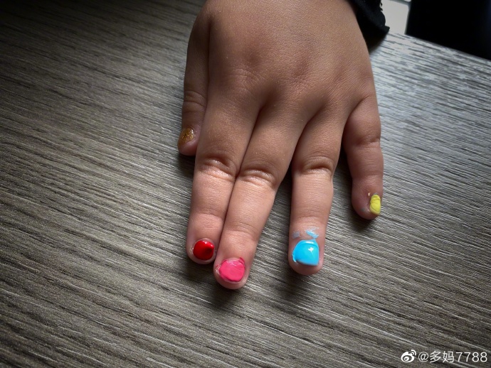 多妹给弟弟认真做指甲 小手被涂成五颜六色