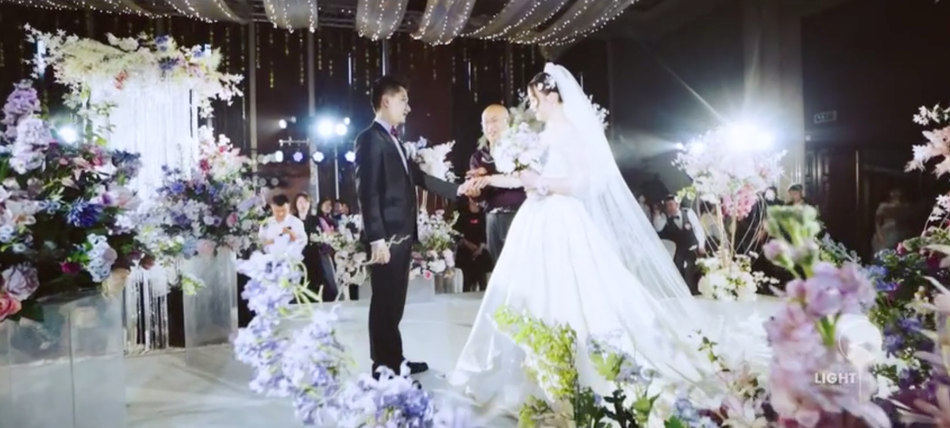 李瑞婚礼现场视频曝光 与妻子对视亲吻超甜蜜