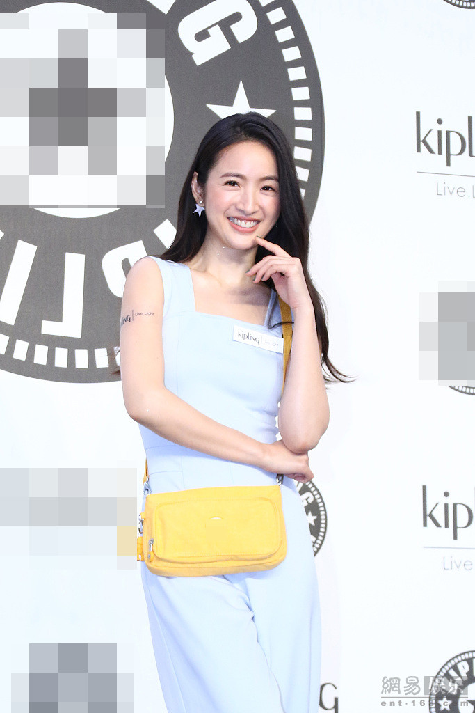 林依晨穿蓝色吊带装温婉大方 笑容甜美难掩鬼马性格