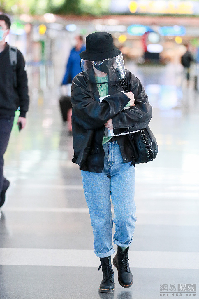 吴昕为赶飞机一路狂奔 戴渔夫帽踩马丁靴青春元气