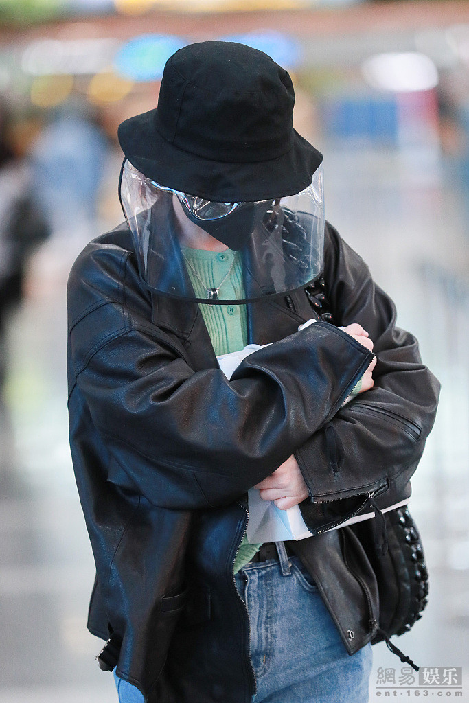 吴昕为赶飞机一路狂奔 戴渔夫帽踩马丁靴青春元气
