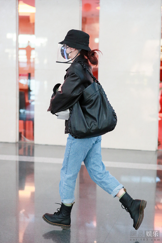 吴昕为赶飞机一路狂奔 戴渔夫帽踩马丁靴青春元气