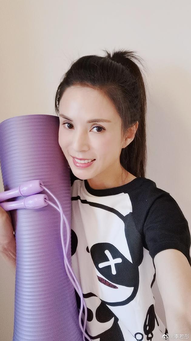 李若彤享受运动超充实 面色红润少女感十足