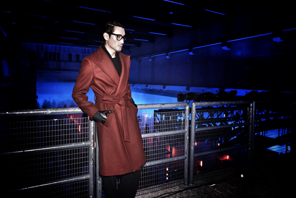 胡兵新剧造型曝光 商界绅士造型气场全开