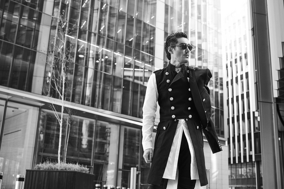 胡兵新剧造型曝光 商界绅士造型气场全开