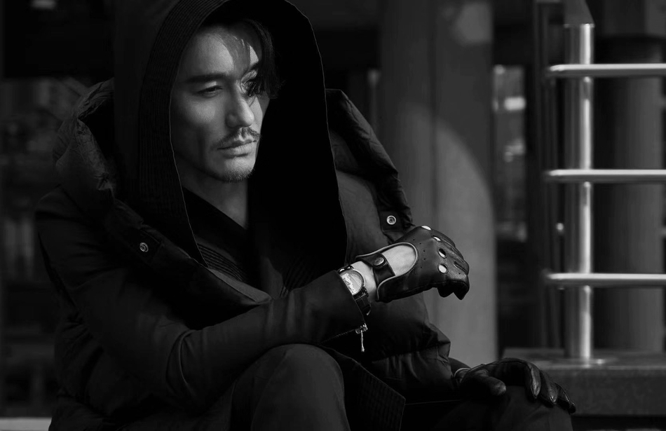 胡兵新剧造型曝光 商界绅士造型气场全开