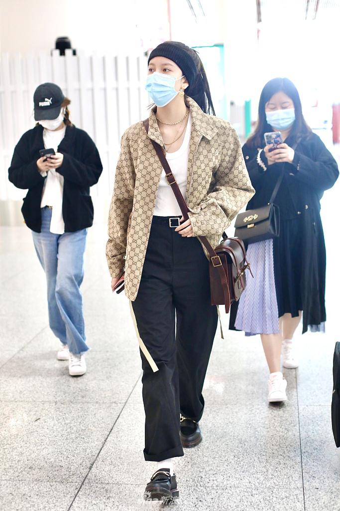 宋妍菲戴黑色发带又美又飒 穿复古花纹衬衫化身帅气小姐姐