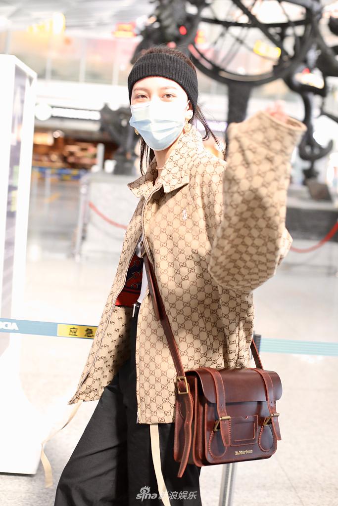 宋妍菲戴黑色发带又美又飒 穿复古花纹衬衫化身帅气小姐姐