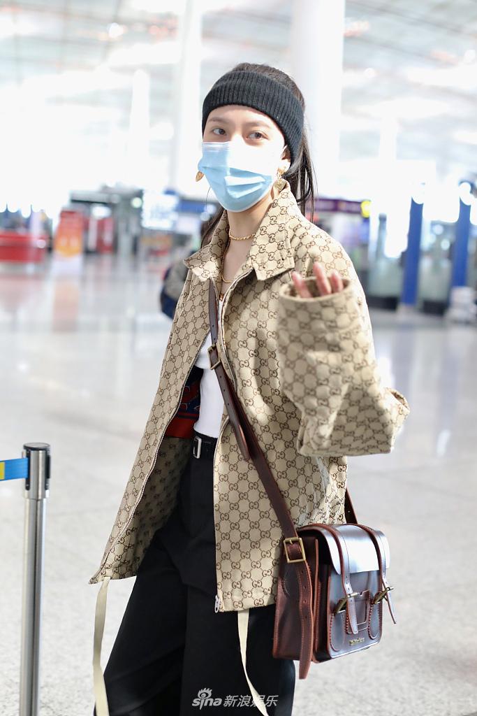 宋妍菲戴黑色发带又美又飒 穿复古花纹衬衫化身帅气小姐姐