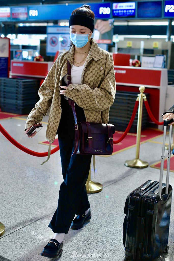 宋妍菲戴黑色发带又美又飒 穿复古花纹衬衫化身帅气小姐姐