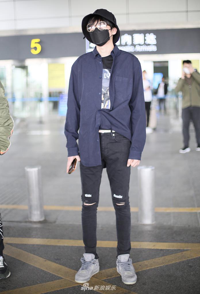 刘宇宁衬衫不规则扣起玩个性 淡定前行机场走出秀场感