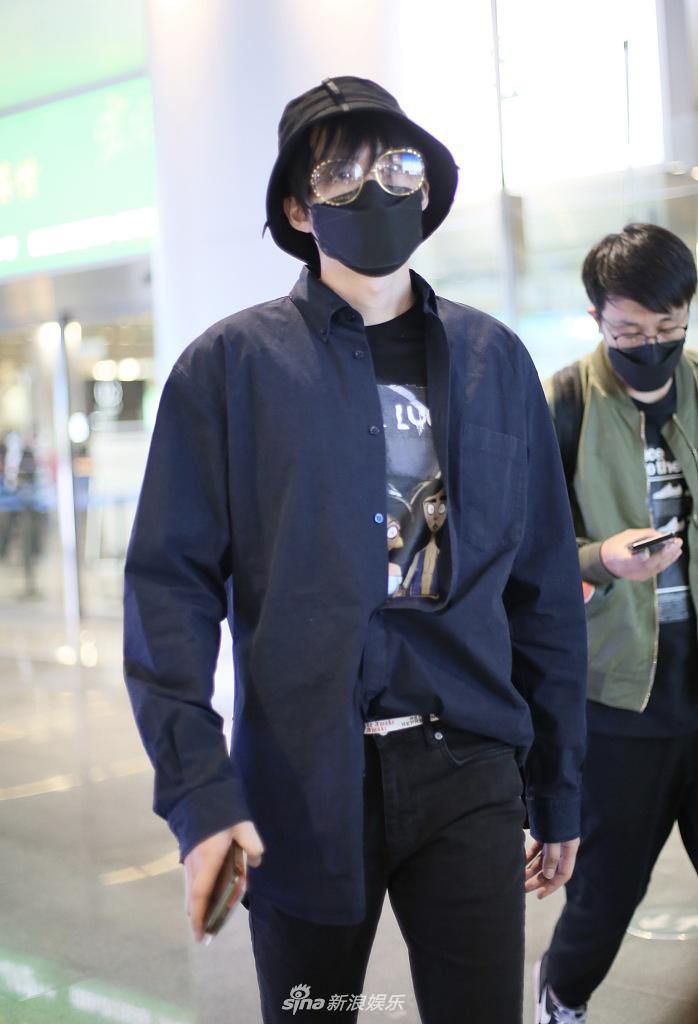 刘宇宁衬衫不规则扣起玩个性 淡定前行机场走出秀场感