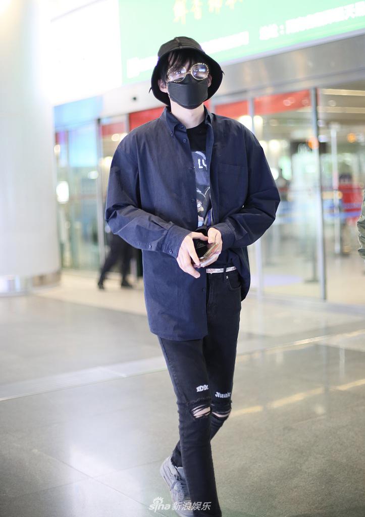 刘宇宁衬衫不规则扣起玩个性 淡定前行机场走出秀场感