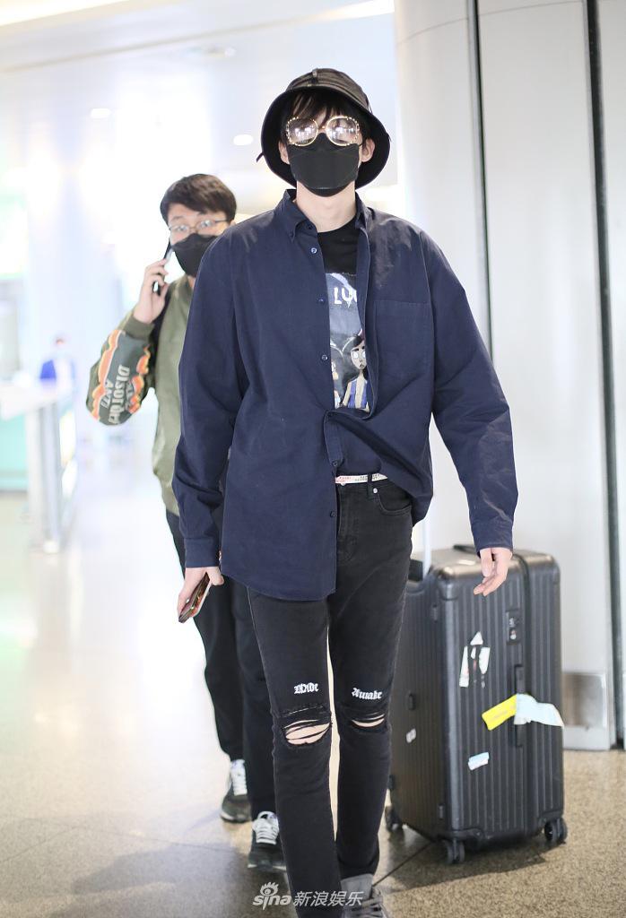 刘宇宁衬衫不规则扣起玩个性 淡定前行机场走出秀场感