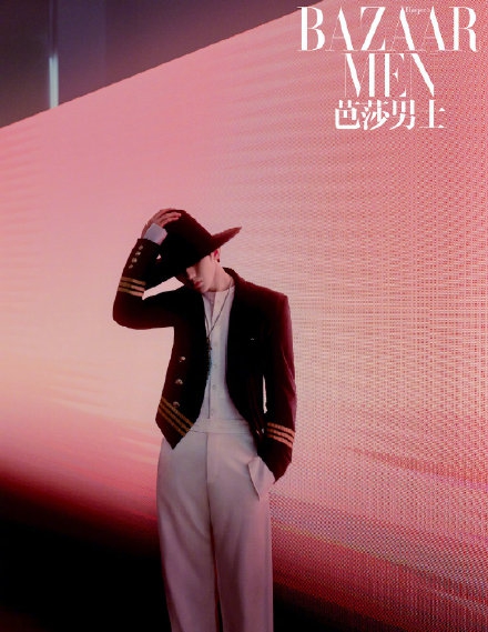 蔡徐坤最新杂志大片解锁新风格 利用光影演绎浪漫复古风