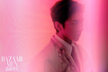 蔡徐坤最新杂志大片解锁新风格 利用光影演绎浪漫复古风