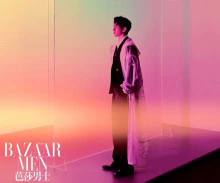 蔡徐坤最新杂志大片解锁新风格 利用光影演绎浪漫复古风