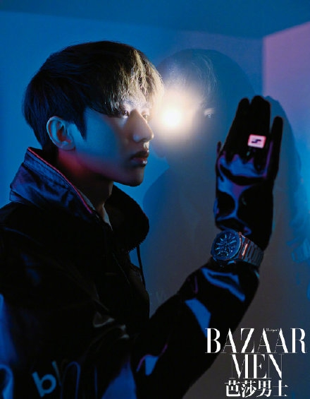 蔡徐坤最新杂志大片解锁新风格 利用光影演绎浪漫复古风